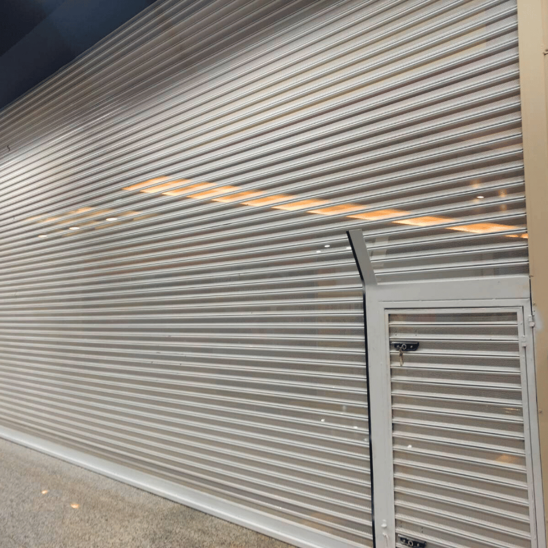 Porta de Aço para Comércio em SP: Fachada Segura, Abertura Rápida e Vitrine com Presença | EBPA