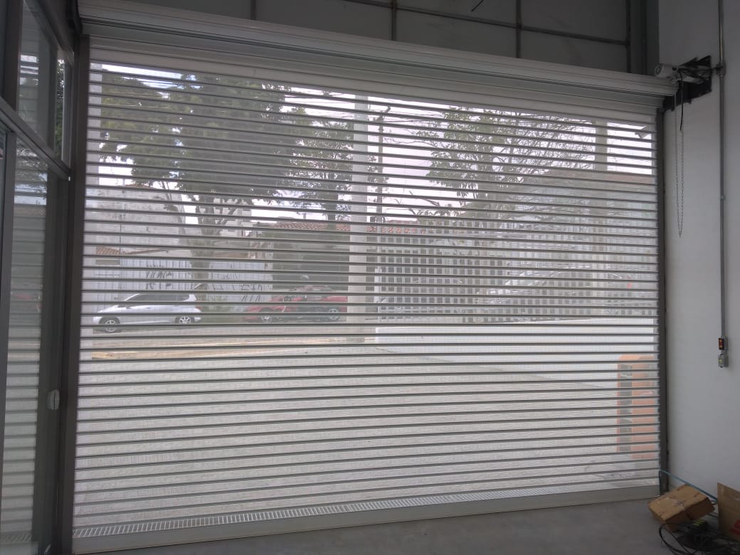 Porta de enrolar automática instalada em comércio