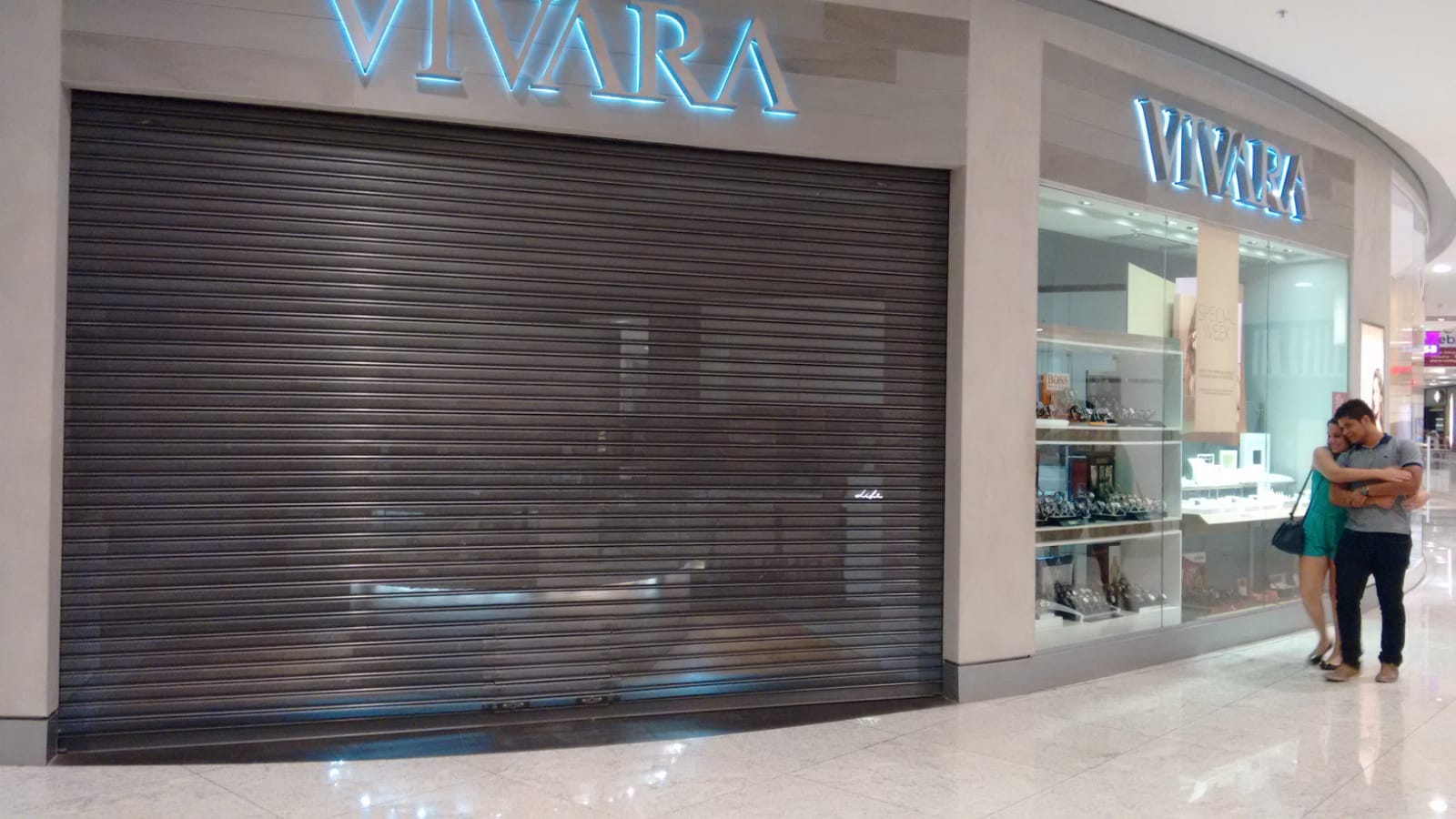 Porta de aço de alto padrão em fachada industrial