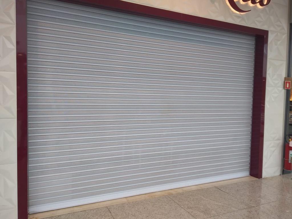 Portas de aço em centro logístico