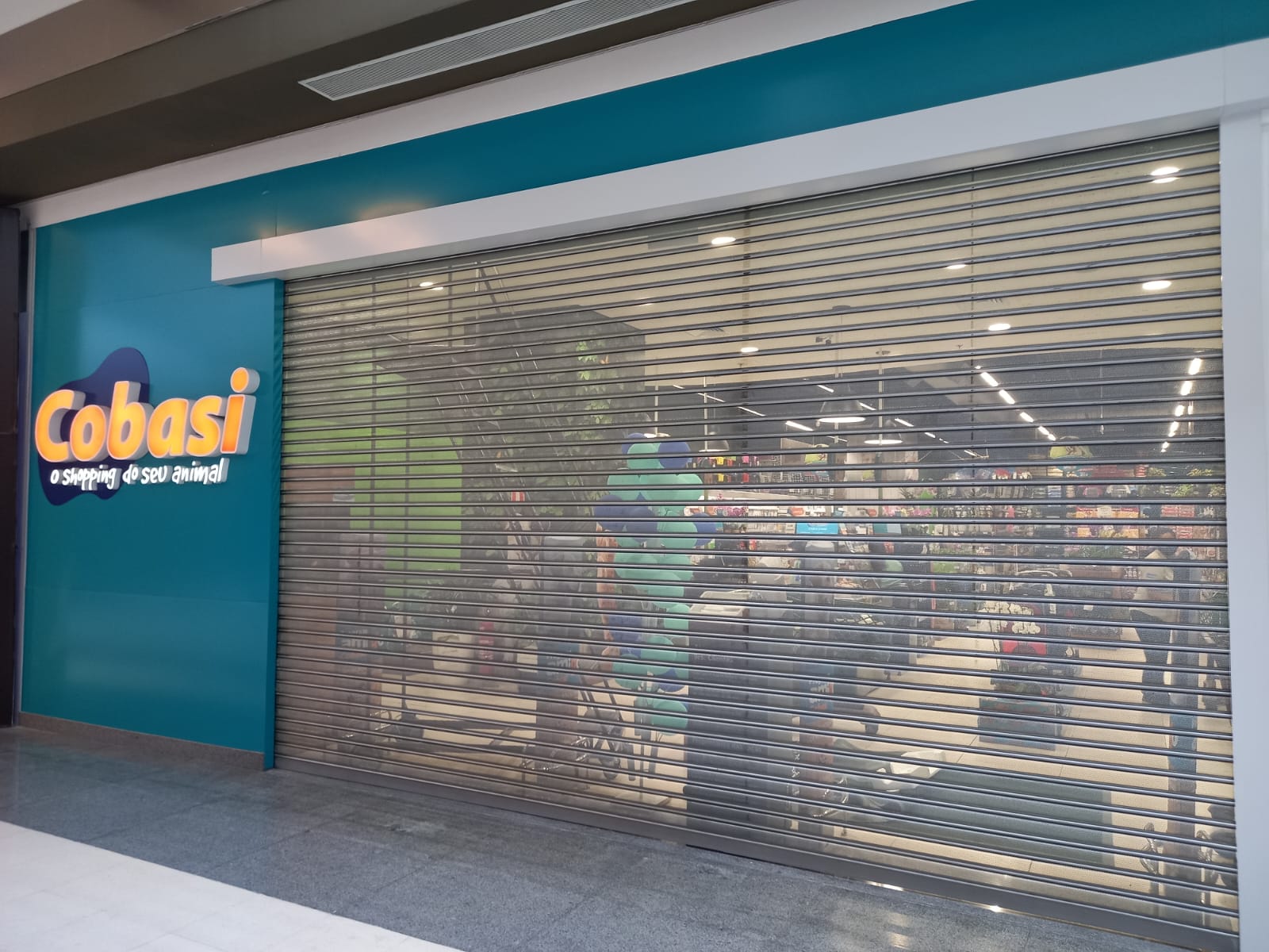 Fachada comercial com portas de enrolar